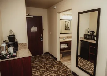 Cobblestone Hotel & Suites - Ottumwa hotel thumbnail 5