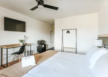 Grey Pine Lodge hotel thumbnail 2