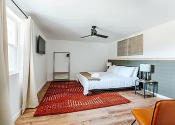 Grey Pine Lodge hotel thumbnail 3