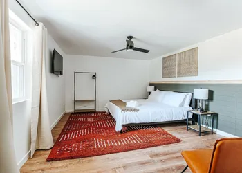 Grey Pine Lodge hotel thumbnail 3