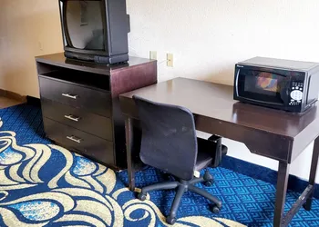 Metro Inn & Suites hotel thumbnail 5
