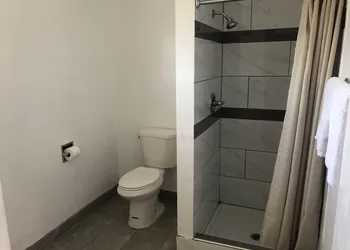 Kings Castle Motel hotel thumbnail 6