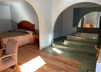 Full Moon Inn hotel thumbnail 3