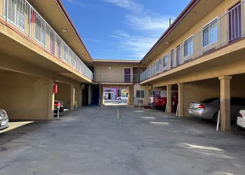 Deluxe Inn LA hotel thumbnail 2