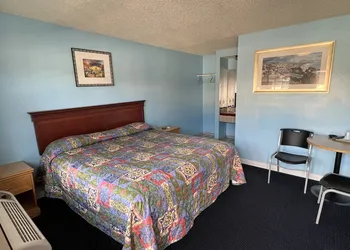 Deluxe Inn LA hotel thumbnail 3