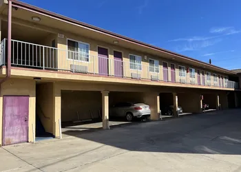 Deluxe Inn LA hotel thumbnail 6