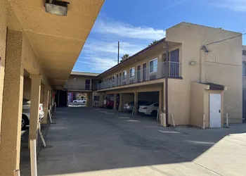 Deluxe Inn LA hotel thumbnail 7