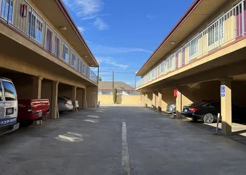 Deluxe Inn LA hotel thumbnail 8