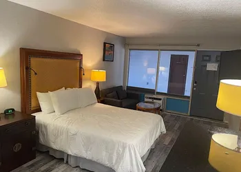 Days Inn by Wyndham Branson Ozarks hotel thumbnail 7