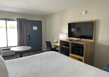 Days Inn by Wyndham Branson Ozarks hotel thumbnail 8