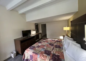 James River Inn & Suites hotel thumbnail 2
