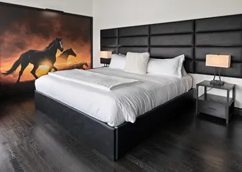 Icon Inn hotel thumbnail 6