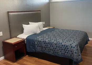 Royal Motel Tracy hotel thumbnail 4