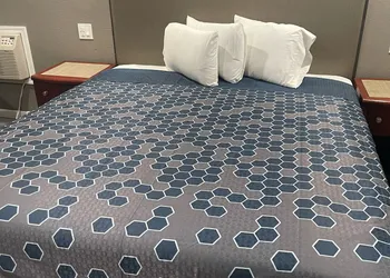 Royal Motel Tracy hotel thumbnail 5