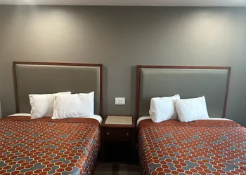 Royal Motel Tracy hotel thumbnail 6