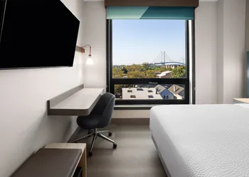 avid hotel Brooklyn Dyker Heights by IHG hotel thumbnail 7