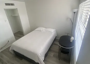 Uptown Suites hotel thumbnail 2