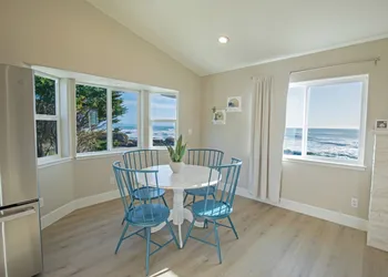 Black Sands Inn hotel thumbnail 4