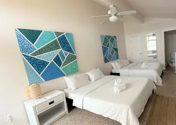 435 East Lake hotel thumbnail 2