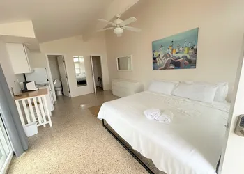 435 East Lake hotel thumbnail 3