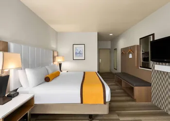 Hotel Marguerite Anaheim/Garden Grove, Trademark Collection by Wyndham hotel thumbnail 6