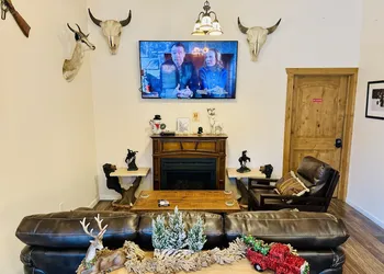 Grizzly Lodge Motel hotel thumbnail 3