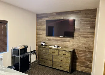 Grizzly Lodge Motel hotel thumbnail 5