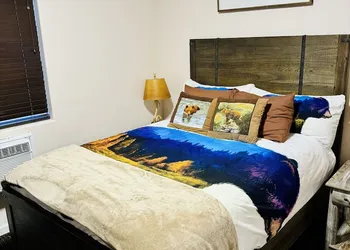 Grizzly Lodge Motel hotel thumbnail 7