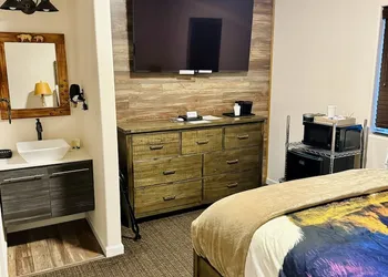 Grizzly Lodge Motel hotel thumbnail 8