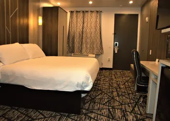 Comfeeni Inn and Suites hotel thumbnail 5