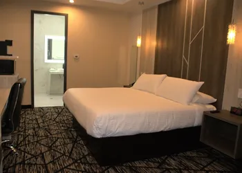 Comfeeni Inn and Suites hotel thumbnail 6