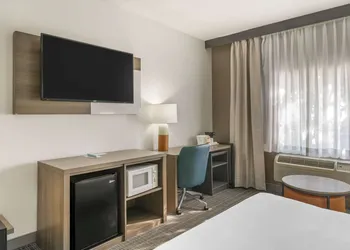 Comfort Inn & Suites Louisville Airport Fair & Expo hotel thumbnail 7