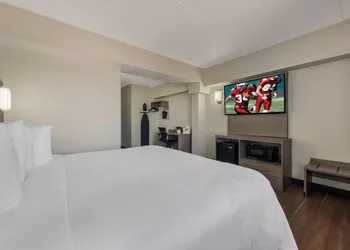 Red Roof Inn PLUS+ & Suites Virginia Beach – Seaside hotel thumbnail 5