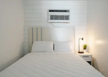 Lily & Bloom hotel thumbnail 2