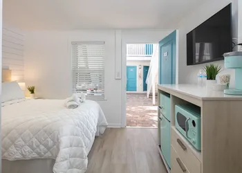 Lily & Bloom hotel thumbnail 4