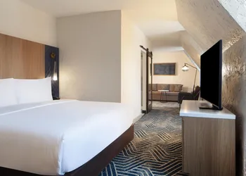 Hotel Royer Urbana Champaign, Tapestry Collection by Hilton hotel thumbnail 8