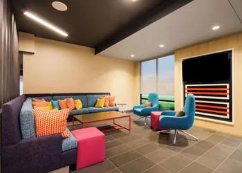 Tru By Hilton Destin hotel thumbnail 3