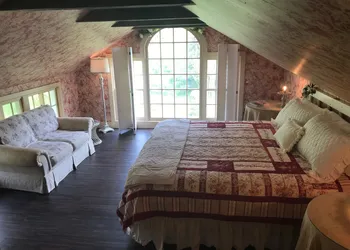 Wild Wisteria hotel thumbnail 2