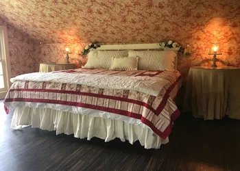 Wild Wisteria hotel thumbnail 3