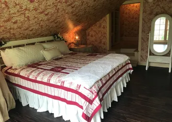 Wild Wisteria hotel thumbnail 5