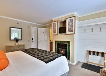 The Birch Ridge: European Room #8 - King Suite In Killington, Vermont. Hot Tub. 1 Bedroom Home hotel thumbnail 2