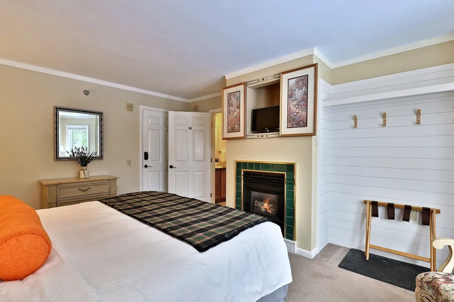 The Birch Ridge: European Room #8 - King Suite In Killington, Vermont. Hot Tub. 1 Bedroom Home hotel detail image 2