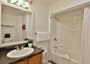The Birch Ridge: European Room #8 - King Suite In Killington, Vermont. Hot Tub. 1 Bedroom Home hotel thumbnail 6