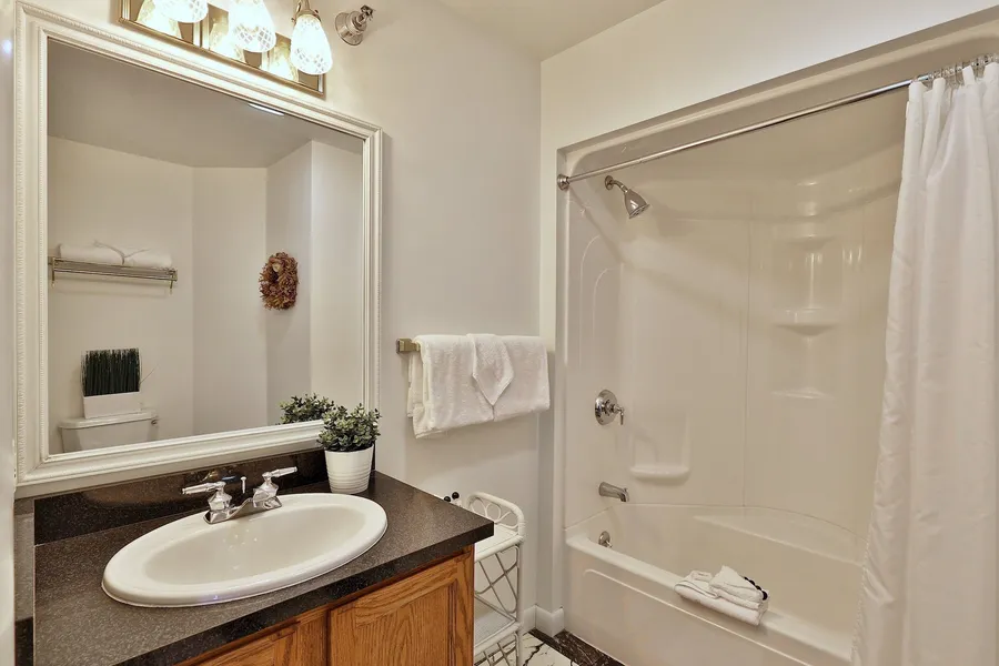 The Birch Ridge: European Room #8 - King Suite In Killington, Vermont. Hot Tub. 1 Bedroom Home hotel detail image 6