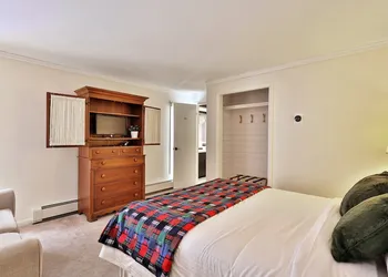 The Birch Ridge: Lace Room #3 - Queen Suite In Renovated Killington Lodge. Hot Tubs. 1 Bedroom Home hotel thumbnail 2