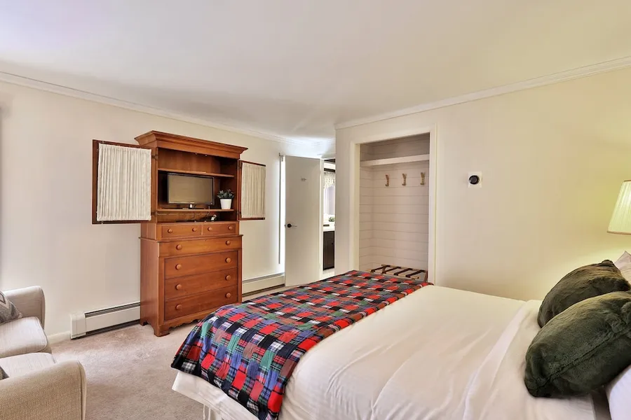 The Birch Ridge: Lace Room #3 - Queen Suite In Renovated Killington Lodge. Hot Tubs. 1 Bedroom Home hotel detail image 2