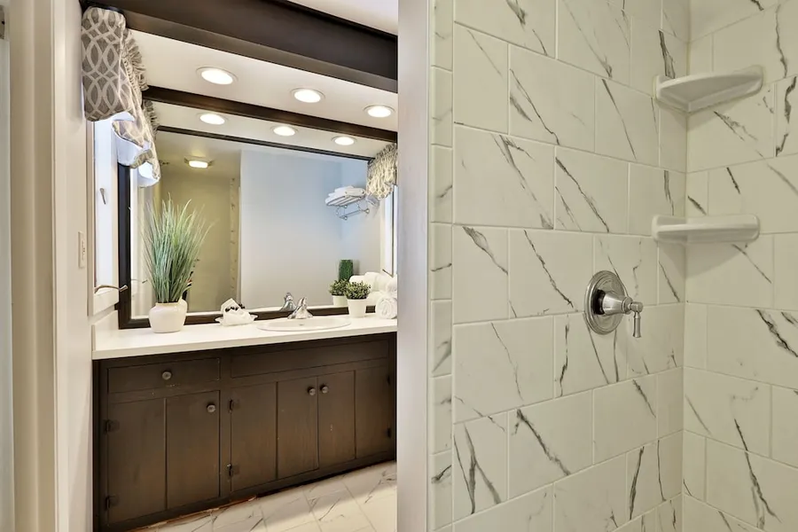 The Birch Ridge: Lace Room #3 - Queen Suite In Renovated Killington Lodge. Hot Tubs. 1 Bedroom Home hotel detail image 6