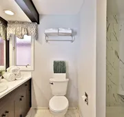 The Birch Ridge: Lace Room #3 - Queen Suite In Renovated Killington Lodge. Hot Tubs. 1 Bedroom Home hotel detail image 7