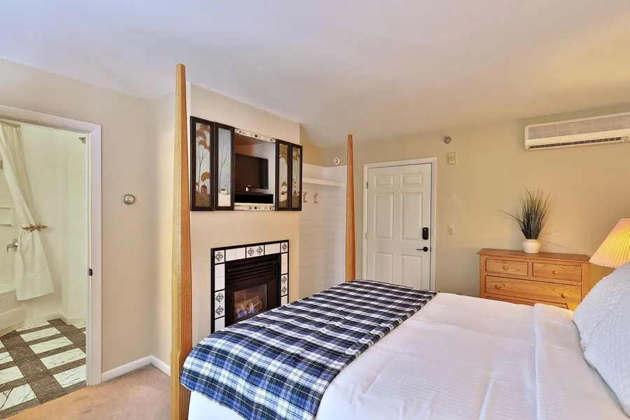 The Birch Ridge: Blue Velvet Room #10 - Queen Suite In Killington, Vermont. Hot Tub. Lounge. 1 Bedroom Home hotel detail image 2