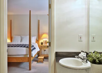 The Birch Ridge: Blue Velvet Room #10 - Queen Suite In Killington, Vermont. Hot Tub. Lounge. 1 Bedroom Home hotel thumbnail 5